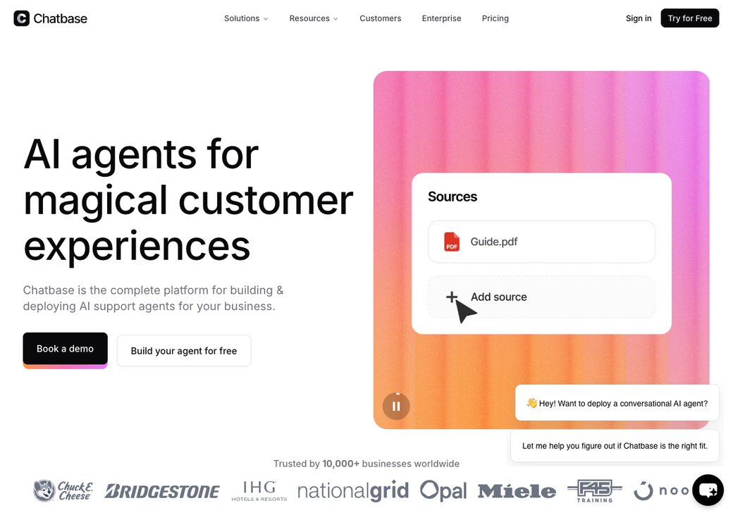 Главная страница Chatbase, показывающая его безкодовый AI конструктор чат-ботов